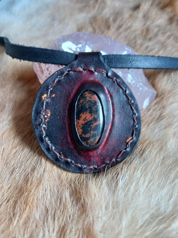 Pendentif en cuir marron et pierre naturelle