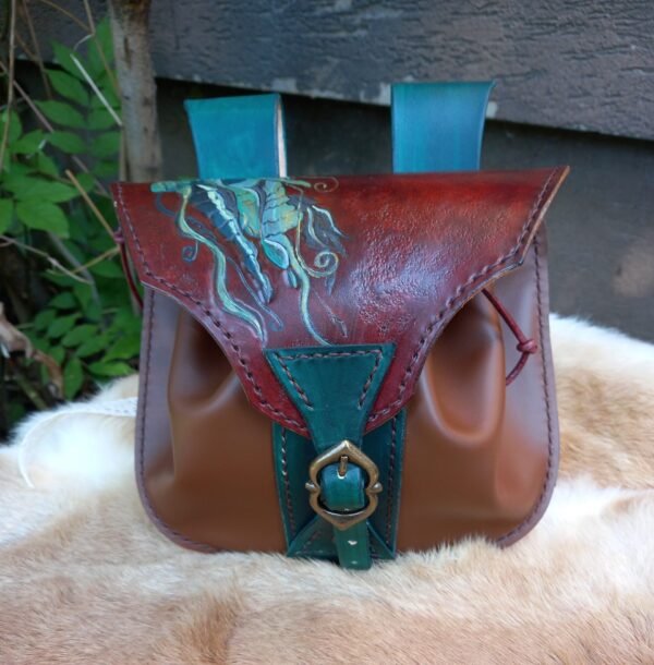 Escarcelle en cuir marron et bleu motif méduse