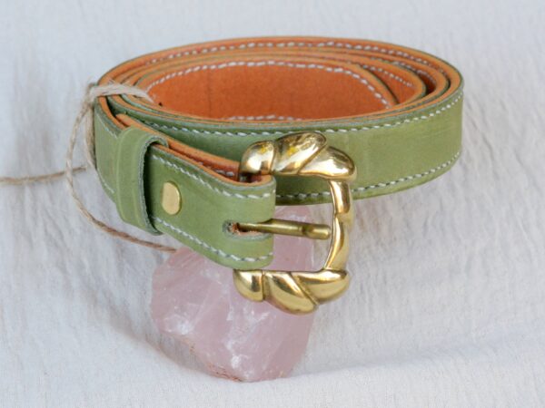 Ceinture en cuir vert et boucle dorée