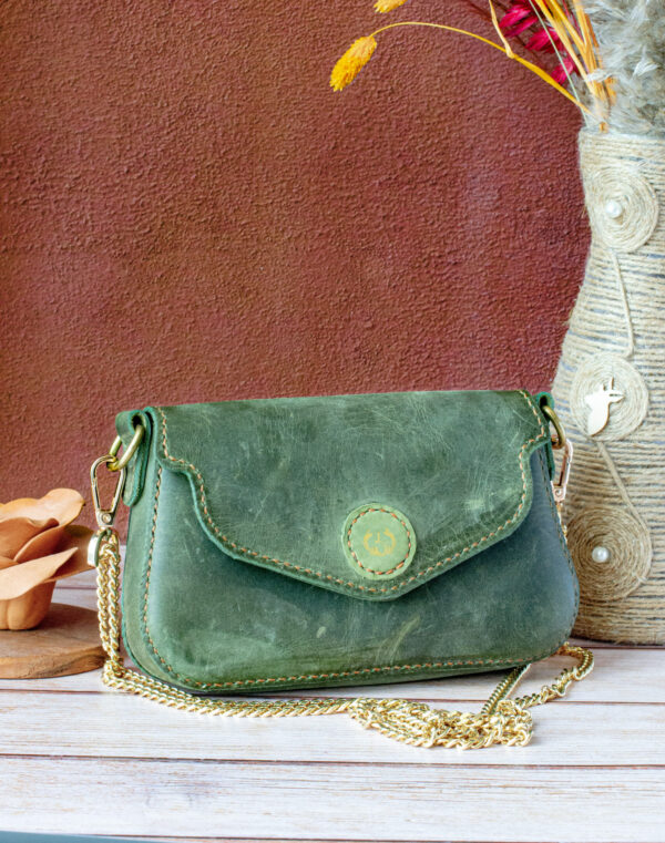 Sac en cuir vert olive et sangle dorée
