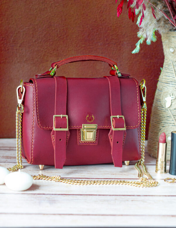 Sac satchel en cuir rouge carmin finition et sangle dorées