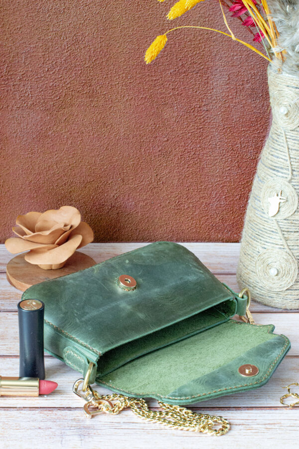 Sac en cuir vert olive et sangle dorée