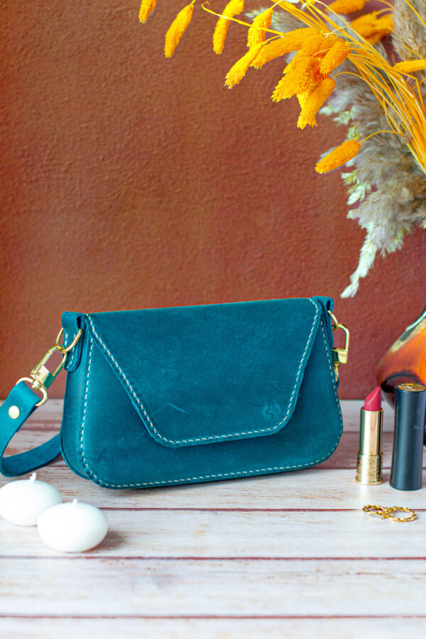 Sac en cuir bleu pétrole et sangle réglable